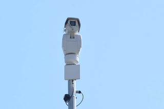 Las cámaras tienen capacidad de reconocimiento facial y de autos. 