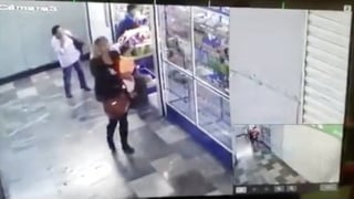 Una mujer se llevó a una niña en el Metro Hospital General. (TWITTER)