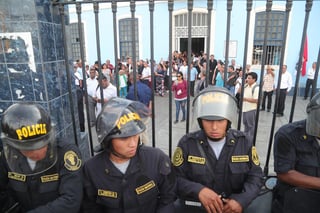 Policías prestan guardia en la entrada a la sede del Partido Aprista, donde fue velado el cuerpo de Alan García. (AGENCIAS)