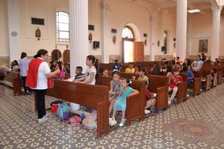 Niños sampetrinos disfrutan de las actividades de la Pascua Infantil en la Parroquia de San Pedro Apóstol. (EL SIGLO DE TORREÓN/CLAUDIA LANDEROS)