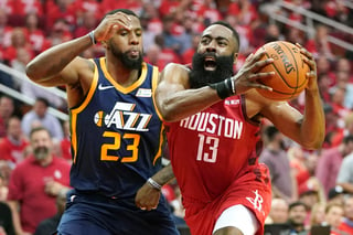 James Harden lució con Houston al meter 32 puntos, bajar 13 rebotes y repartir 10 asistencias en la paliza de Rockets ante el Jazz.