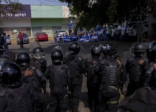 Policías impiden a grupos de manifestantes unirse con otros contingentes opositores. (EFE)
