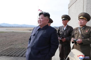 El líder norcoreano Kim Jong-un (Izq.) supervisó las pruebas de un nuevo tipo de arma teledirigida. (EFE)