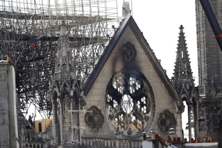 Operarios inspeccionan la fachada de la catedral de Notre Dame en París, tras el incendio que destruyó parte del edificio. (EFE)