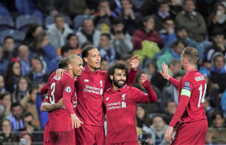 Jugadores del Liverpool celebran el cuarto tanto, en la victoria 4-1 sobre el Porto. (AP) 