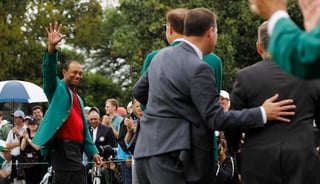 El estadounidense Tiger Woods (i) conquistó el pasado fin de semana el torneo Masters de Augusta. (EFE)