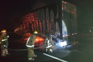 Se incendia la caja de un tráiler de empresa refresquera en la carretera Saltillo - Torreón, el conductor sale ileso. (EL SIGLO DE TORREÓN)