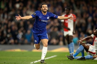 El atacante español Pedro festeja tras anotar el cuarto gol del Chelsea durante el juego de vuelta de los cuartos de final de la Liga Europa, ante el Slavia Praga, ayer en el estadio Stamford Bridge de Londres. (AP)