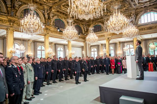 El presidente francés, Emmanuel Macron, honró a la brigada de bomberos y fuerzas de seguridad de París que ayudaron a extinguir el incendio en la catedral de Notre Dame. (AP)