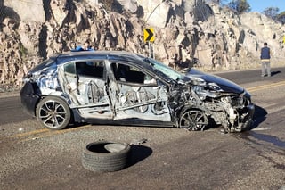 Un tráiler se volcó debido al exceso de velocidad con el que viajaba y chocó contra dos vehículos en la súper carretera Durango-Mazatlán. (EL SIGLO DE TORREÓN)
