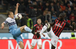 Lucas Leiva (i), de la Lazio, pugna un balón con Tiemoue Bakayoko, del Milán, en un partido de la Serie A de italia, el sábado 13. (AP)