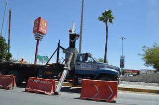 Inició la colocación de palmas en el bulevar Revolución de Torreón, esto como parte del proyecto de modificación que sufre la vialidad con el proyecto Metrobús. (EL SIGLO DE TORREÓN/ROBERTO ITURRIAGA)