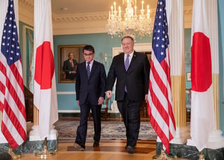 Mike Pompeo da la bienvenida al ministro de Asuntos Exteriores japonés, Taro Kono, durante la reunión que celebraron en EUA.