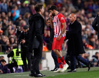 El delantero Diego Costa, del Atlético de Madrid, se retira de la cancha tras ser expulsado en el partido contra el Barcelona. (AP)