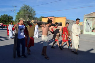 Maderenses participan de largo recorrido durante el tradicional Vía Crucis, al que acudieron cerca de mil 200 personas. (EL SIGLO DE TORREÓN)
