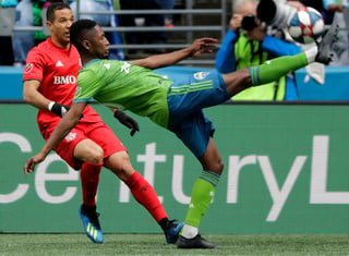 El defensor Kelvin Leerdam (d) de los Sounders de Seattle, despeja el balón ante la marca de Justin Morrow, de Toronto FC, en partido de la MLS. (AP)