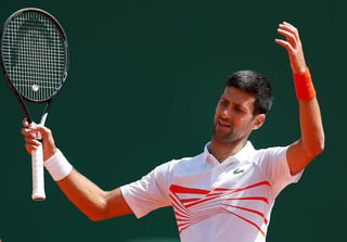 Novak Djokovic se lamenta durante el juego de ayer, que perdió 6-3, 4-6, 6-2 ante Daniil Medvedev. (EFE)