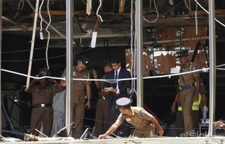 La policía de Sri Lanka investiga la escena después de una explosión que golpeó el hotel Shangri-La en Colombo.