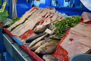 Salud Municipal continúa con la revisión de negocios que venden alimentos del mar para evitar riesgos sanitarios.