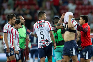 Jugadores de Chivas lamentan la derrota ante Puebla, en partido celebrado en el estadio Akron, en Guadalajara.