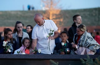 Will Beck (Der.), sobreviviente de la masacre de Columbine, fue acompañado por su familia para rendir tributo a las víctimas en el Memorial que se encuentra en la preparatoria.