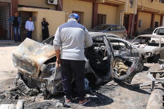 Un hombre inspecciona los daños causados por un bombardeo en Trípoli, Libia.