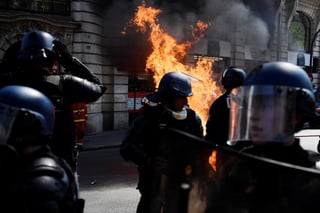 Los manifestantes del movimiento 'Gilets Jaunes' (chalecos amarillos) chocaronn con la policía antidisturbios francesa durante la manifestación del 'Acto XXIII' ayer en París.