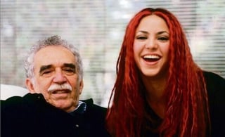 Contenta. Shakira publicó en sus redes la fotografía con el escritor colombiano, Gabriel García Márquez. (ESPECIAL)