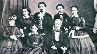 De 1866, sentados Juan Nepomuceno Flores y Alcalde, Luz Quijar R. esposa. De pie. Luz Flores, nieta; Hijos, Ángela Flores, Juan Francisco Flores, Juan Nepomuceno Flores y Rosa Flores.
