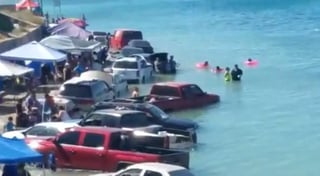 En redes sociales se hizo viral un video del incidente donde también se observan sombrillas inundadas y algunas personas con el agua arriba de la cintura. (ESPECIAL) 

