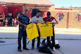 Alcalde de Matamoros acude a cuadrangular de futbol y hace entrega de uniformes y material deportivo para los diferentes equipos. (EL SIGLO DE TORREÓN/CLAUDIA LANDEROS)
