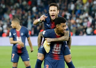 Neymar, del PSG, festeja en las espaldas de Presnel Kimpembe; en cuya playera puede verse una imagen alusiva a la catedral de Notre Dame.