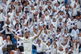 El jugador francés del Real Madrid Karim Benzema celebra su tercer gol anotado ante el Athletic Club de Bilbao.
