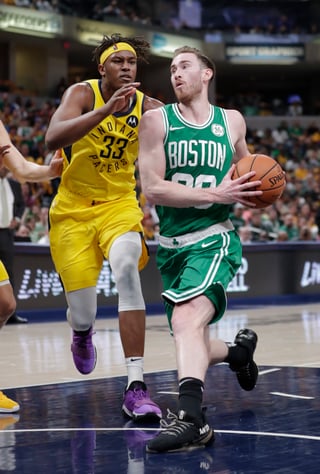 Gordon Hayward (d) anotó 20 puntos en la victoria de Celtics 110-106 sobre los Pacers.