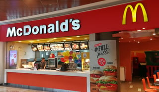 Para mantenerse vigentes, McDonald’s ha incorporado nuevas opciones en el menú, como ensaladas, hamburguesas de pescado y pollo, fruta y jugo natural en la Cajita Feliz. (AGENCIAS)