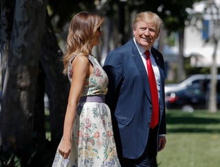 El presidente Donald Trump y su esposa Melania Trump llegan a la ceremonia religiosa. (AP)
