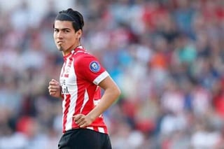 El mexicano Erick Gutiérrez vio actividad con el PSV en el enfrentamiento ante el ADO Den Haag. (Especial)