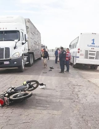 El motociclista perdió la vida tras chocar de frente contra un autobús sobre la carretera Gómez Palacio-Tlahualilo. (EL SIGLO DE TORREÓN) 