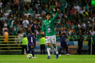Macías, con siete goles, el exiliado del Chivas y rescatado por León, está rodeado de 14 extranjeros, en su solitaria lucha por destacar entre los delanteros. (Jam Media)