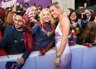 Contentos. Los fanáticos no perdieron la oportunidad de tomarse la foto con sus actores favoritos, como Brie Larson. (AP)