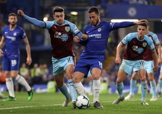 Eden Hazard (d) del Chelsea, disputa el balón con Matthew Lowton, del Burnley, en partido de la Liga Premier en el Stamford Bridge. (AP)