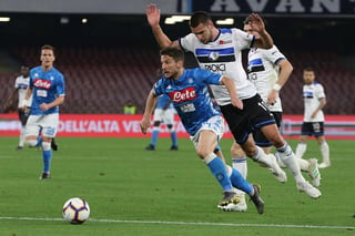 Dries Mertens (i), del Nápoles, disputa el balón ante Berat Djimsiti durante el encuentro de la liga italiana ante Atalanta. (EFE)