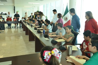 Niños y niñas acudieron ayer a la sala del Cabildo del Ayuntamiento de Torreón para repasar las actividades.