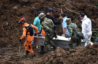 Voluntarios, Defensa Civil y soldados trasladan cuerpos tras el derrumbe en Rosas, Cauca (Colombia). (AGENCIAS)