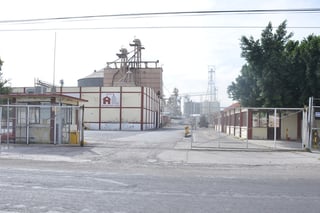 Distintas calles y banquetas del Parque Industrial Lagunero presentan deficiencias. (FERNANDO COMPEÁN)