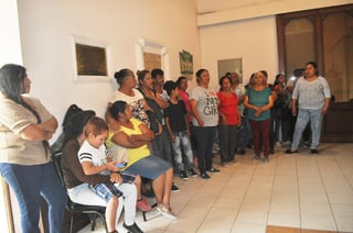 Los habitantes de La Luz acudieron a la presidencia municipal para exigir una audiencia con la alcaldesa, María Luisa González Achem. (EL SIGLO DE TORREÓN)