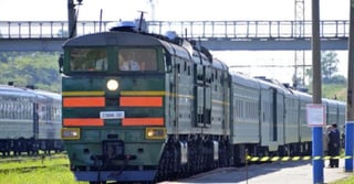De acuerdo con la agencia norcoreana de noticias KCNA, Kim abordó su tren blindado de uso exclusivo para viajar por tierra rumbo a la ciudad rusa de Vladivostok, ubicada 170 kilómetros al noreste de la frontera común. (ARCHIVO)