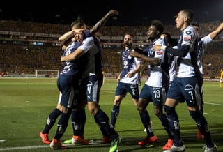 Los jugadores de Rayados de Monterrey festejan la única anotación ante Tigres, durante el partido correspondiente a la ida de la final de la Liga de Campeones de la Concacaf, en el estadio Universitario.