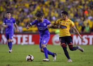 El jugador del Barcelona de Ecuador, Byron Castillo (d), disputa el balón con Martín Correa, del Defensor Sporting, en la Copa Libertadores.