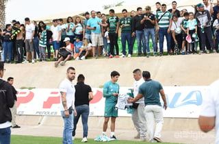 Algunos jugadores se dieron tiempo de firmar prendas santistas durante el entrenamiento de ayer en el Territorio Santos Modelo. (Jesús Galindo)
